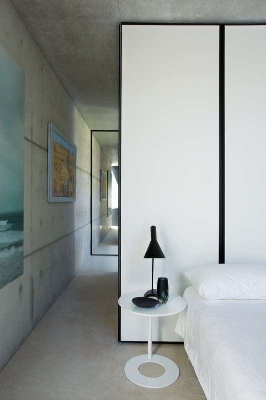 Orama house by Smart Design Studio, Sydney. Winner of 2015 Australian #Interior #Design Awards, #Residential Category. Black AJ table lamp.