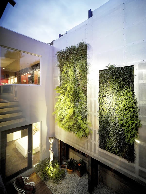 The outdoor space of Melbourne residence by Morris Partnership with green walls by Fytogreen Australia, way back in 2009. This two-piece vertical garden is supported by an architectural statement wall to the courtyard, with views to it from most rooms. The foliage includes a mix of native grasses and ferns. More #greenwall ideas on the RSD Blog.